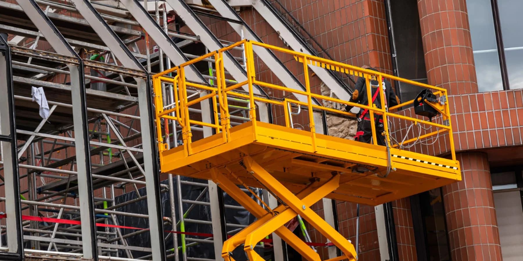 Arriendo de alza hombres y equipos de altura para construcción e industria en Chile