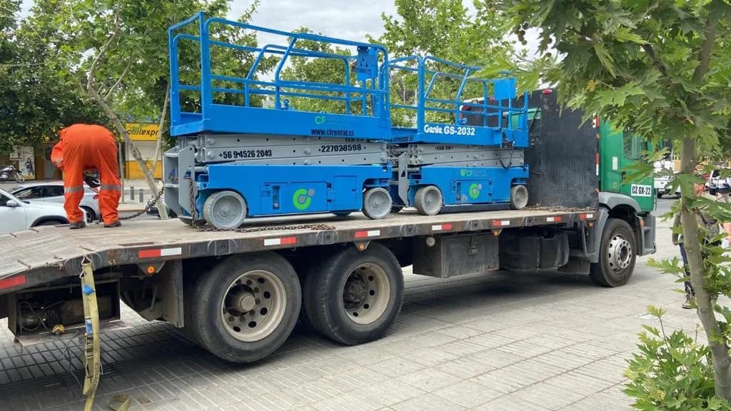 Entrega de plataformas tijera eléctricas Genie GS-2032 azules en obra en Chile