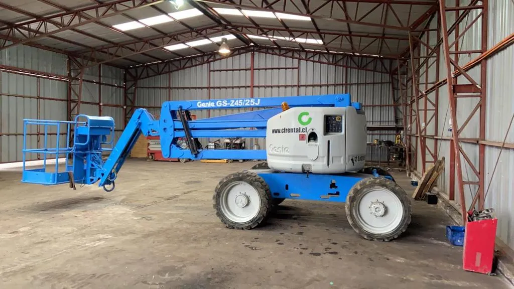 Plataforma de brazo articulado Genie GS-Z45/25J azul en bodega CF Rental Chile