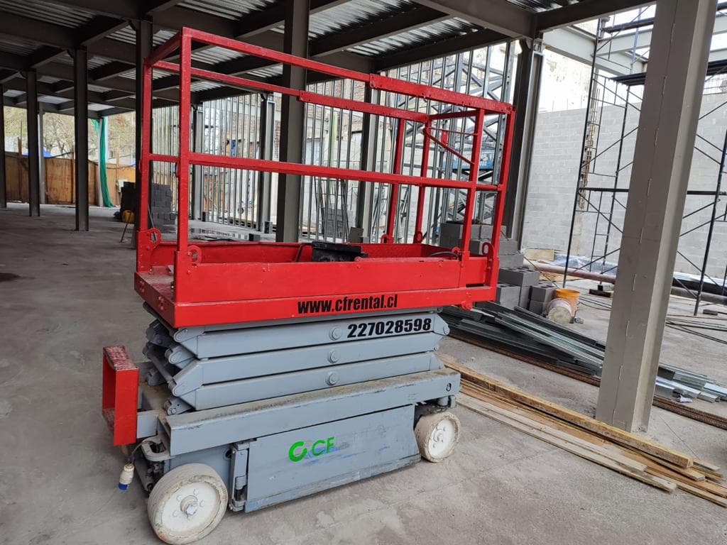 Plataforma tijera roja CF Rental en obra de construcción en Chile