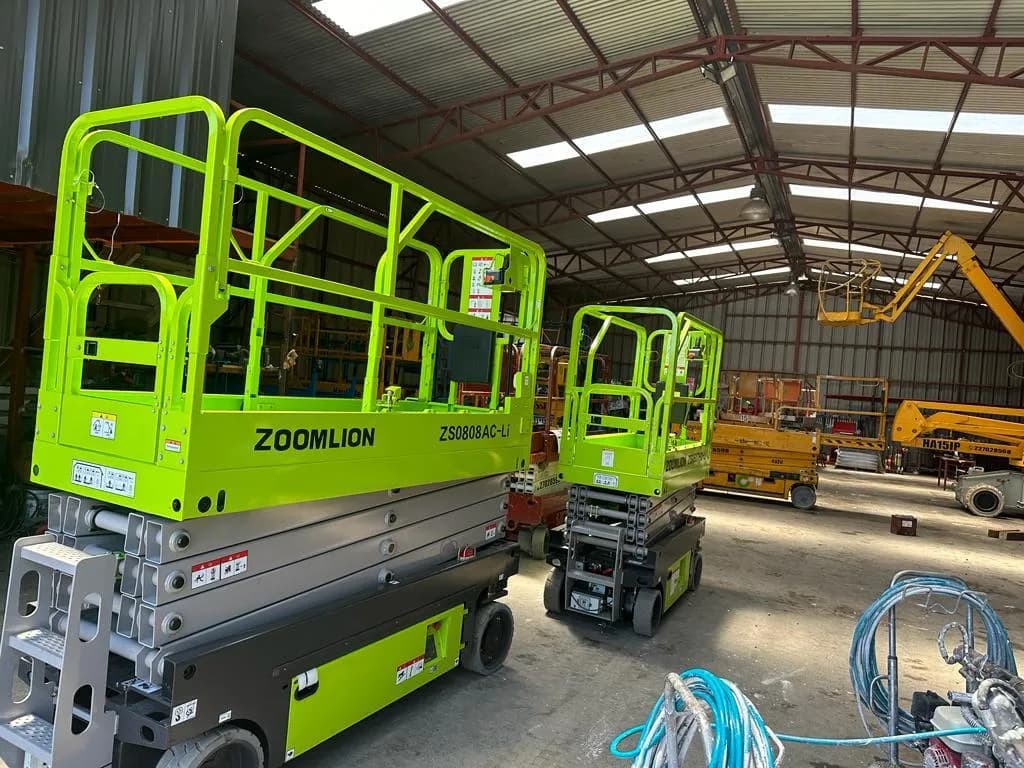 Plataformas tijera eléctricas Zoomlion ZS0808AC-Li en bodega de CF Rental Chile
